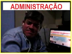 Foto do Daniel, administrador do site, diante do computador aberto em uma página de EU PRECISO DE DEUS