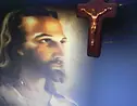 Jesus Cristo olhando para a cruz onde Ele proprio está cruxificado