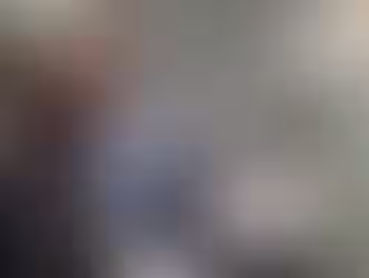 Uma mulher diante da tela de um computador onde aparece o site eu preciso de Deus