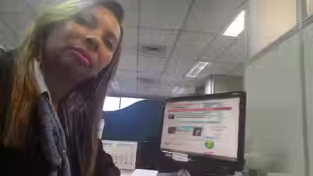 arte esUma mulher diante da tela de um computador onde aparece o site eu preciso de Deuscrita eu preciso de Deus