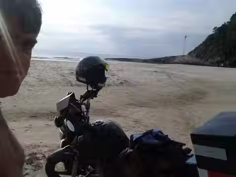 Um motociclista na praia