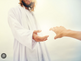 Jesus com as mãos estendidas a alguém que estende as mãos