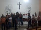 algumas pessoas no presbitério de uma igreja