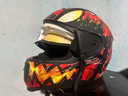 Um capacete quebrado após um acidente fatal