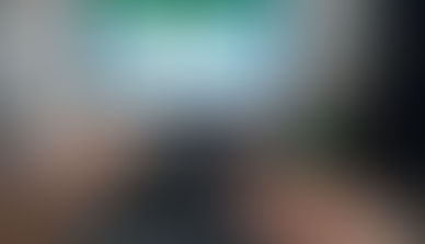 uma mão teclando e na tela o site eu preciso de Deus