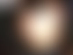 Um homem de óculos escuro