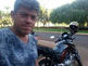Um homem e sua moto