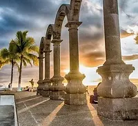 Los arcos en el malecón de Puerto Vallarta