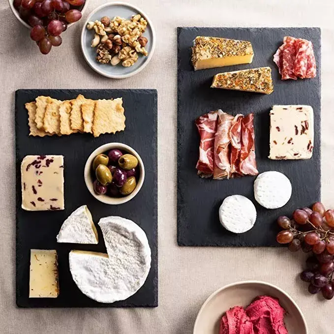 Miniatura: Bandeja de piedra de pizarra con superficie resistente a arañazos y base antideslizante.