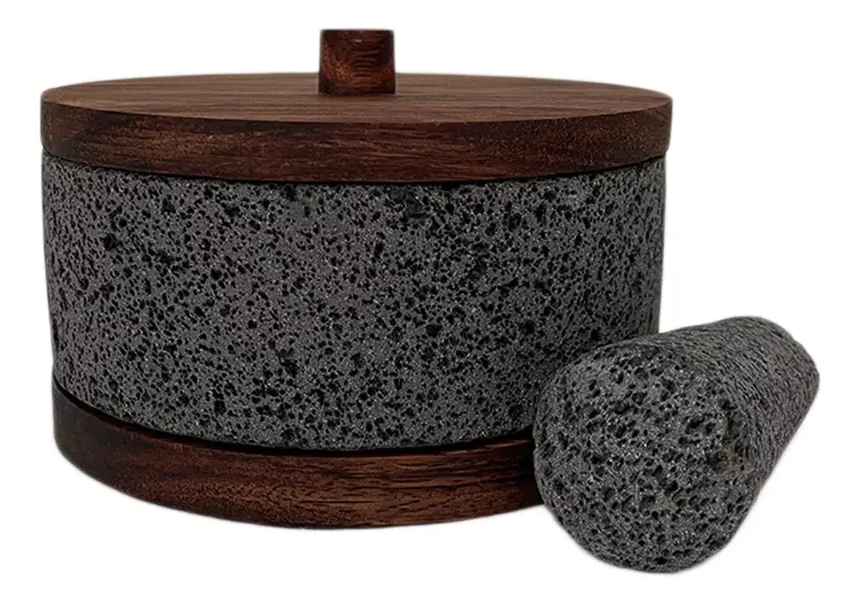 Miniatura: Molcajete artesanal de piedra volcánica con base de madera parota y tapa con perilla ergonómica.