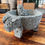 Miniatura: Molcajete tallado a mano con diseño tradicional mexicano y capacidad de 500 ml.