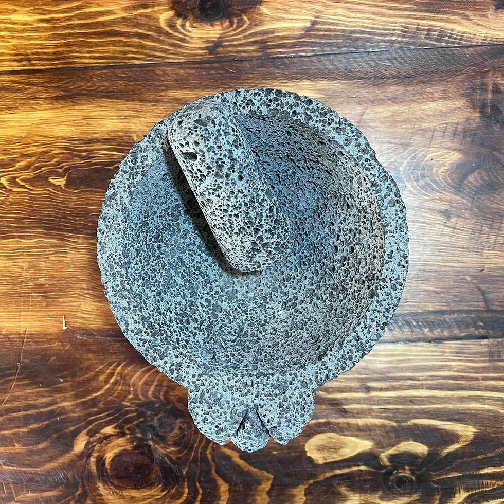 Miniatura: Pieza artesanal mexicana para moler ingredientes con sabor tradicional y textura perfecta.