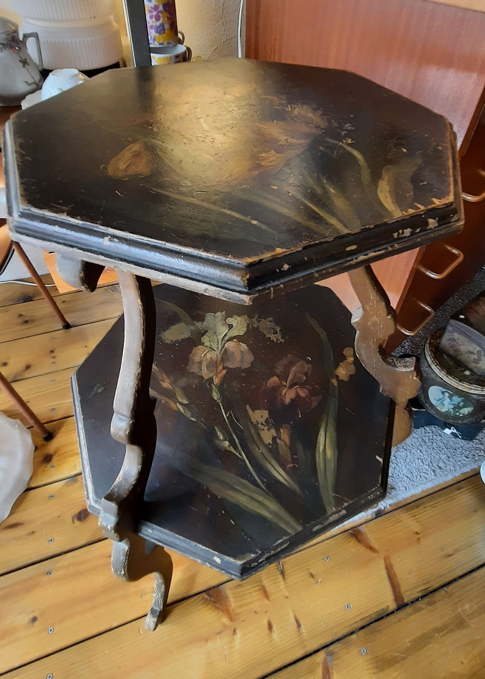 Table à thé en bois noirci à décor floral