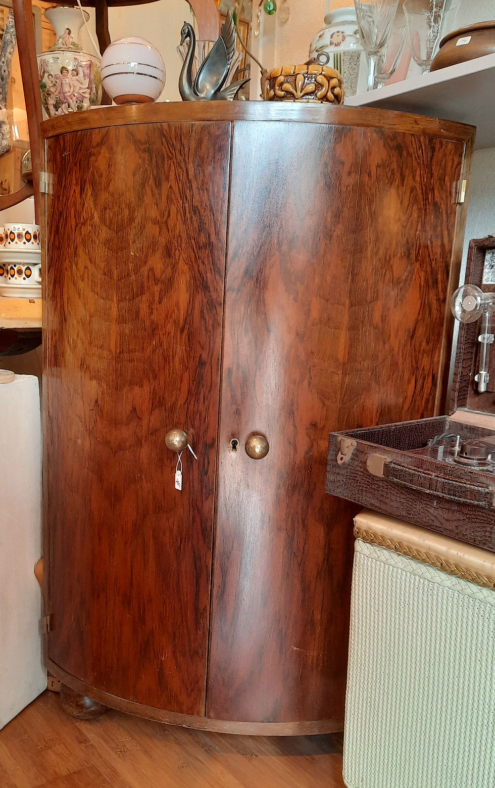 Encoignure en placage noyer