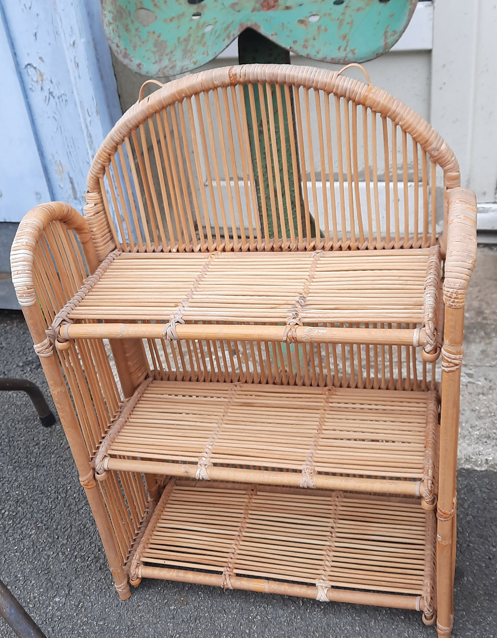 Petite étagère murale en rotin