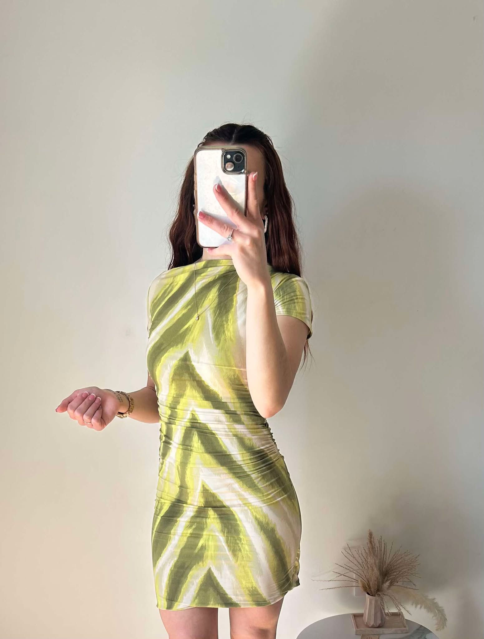 ROBE COURTE VAGUE DÉTAIL ÉPAULE