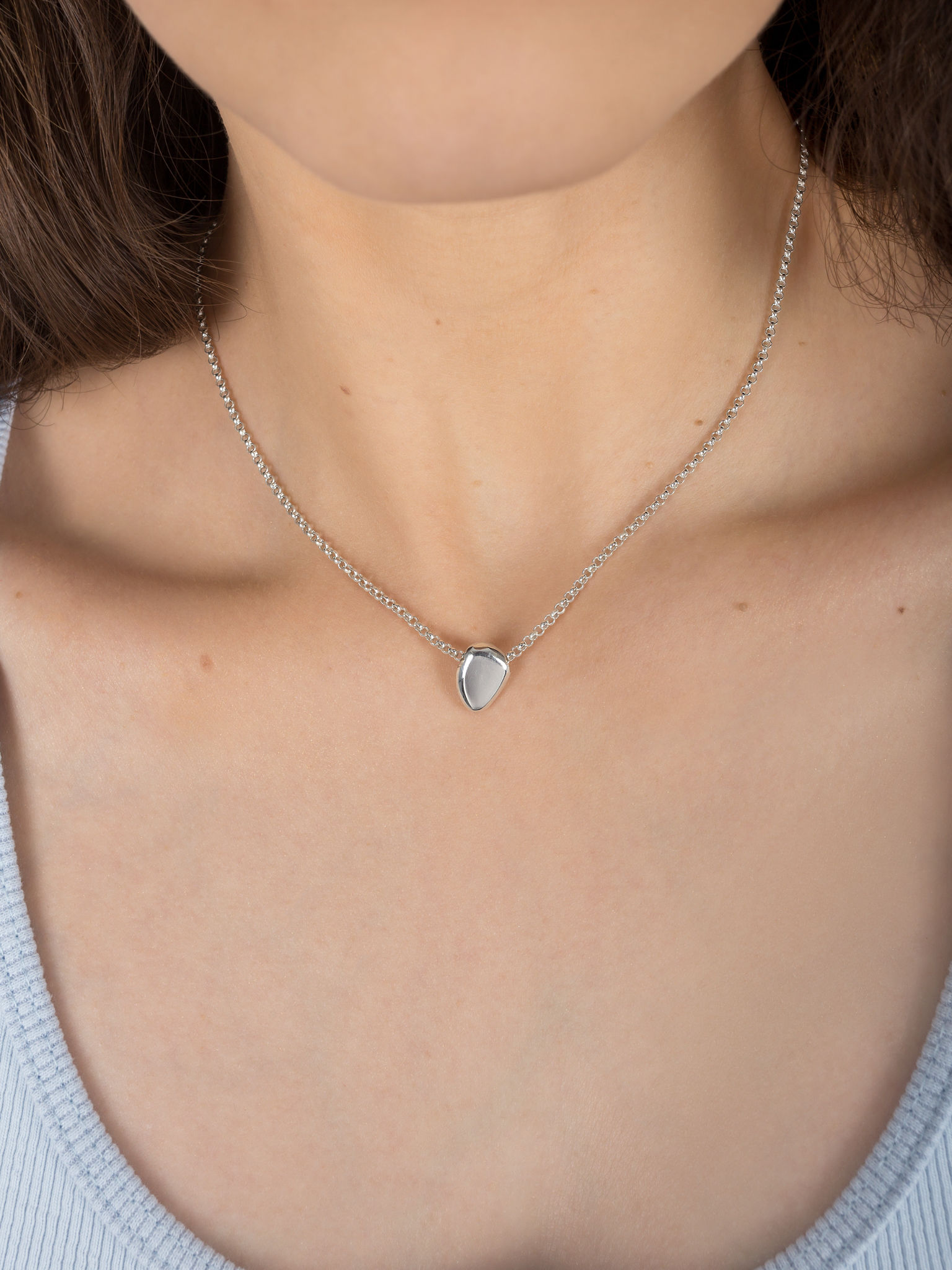 Elegantní minimalistický stříbrný náhrdelník