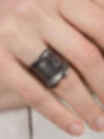 Netradiční černý prsten s černými diamanty na prstu
