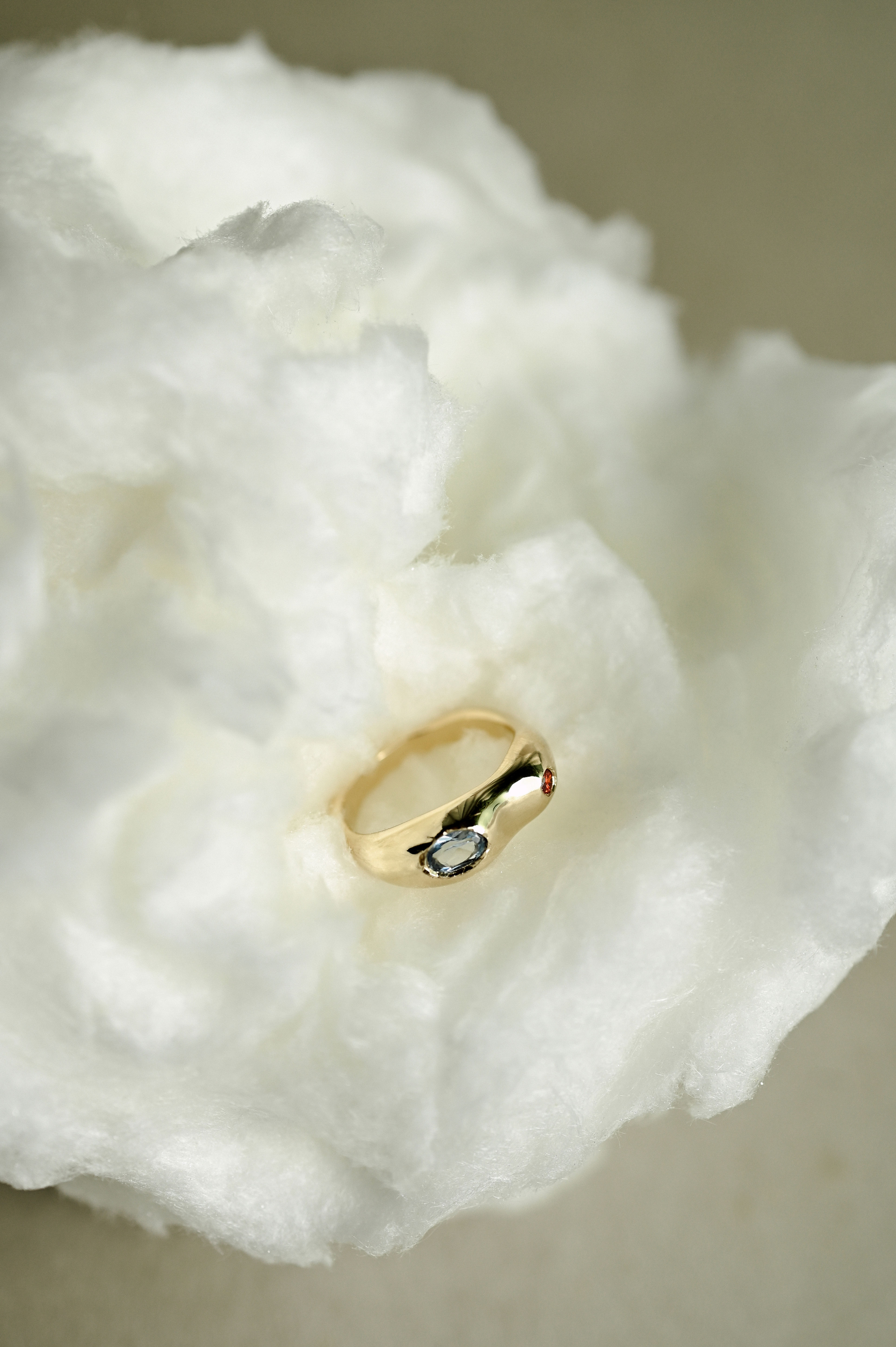 Lehce zvlněný originální prsten ze zlata s topazem a granátem