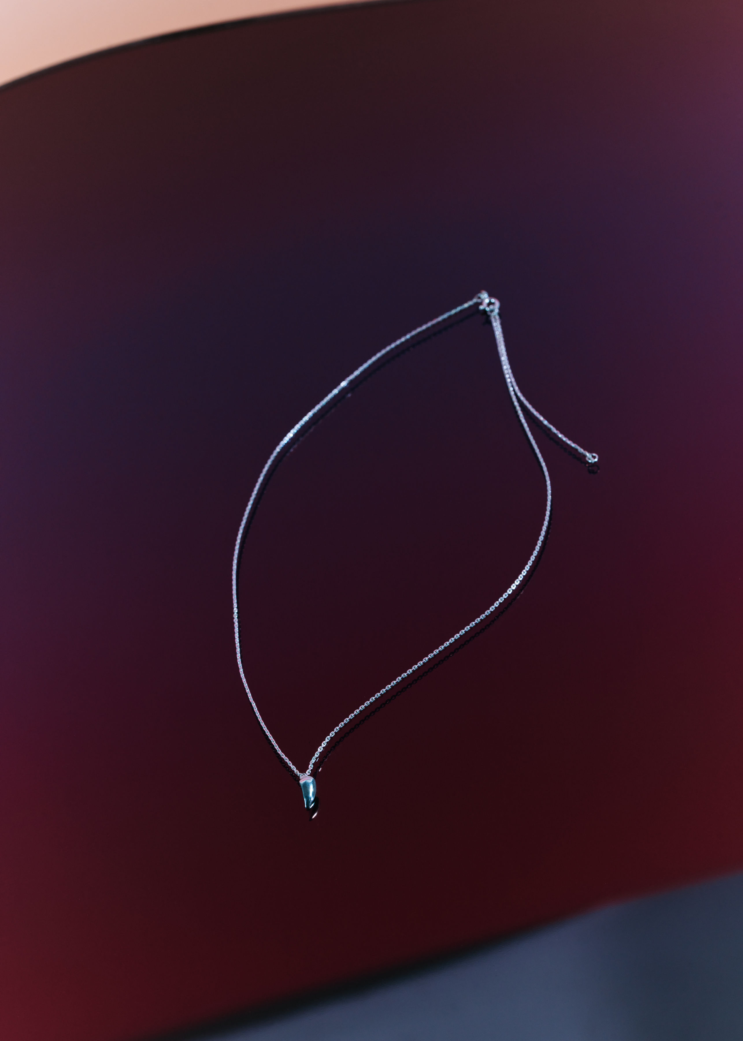 Decentní moderní stříbrný náhrdelník na barevném skle