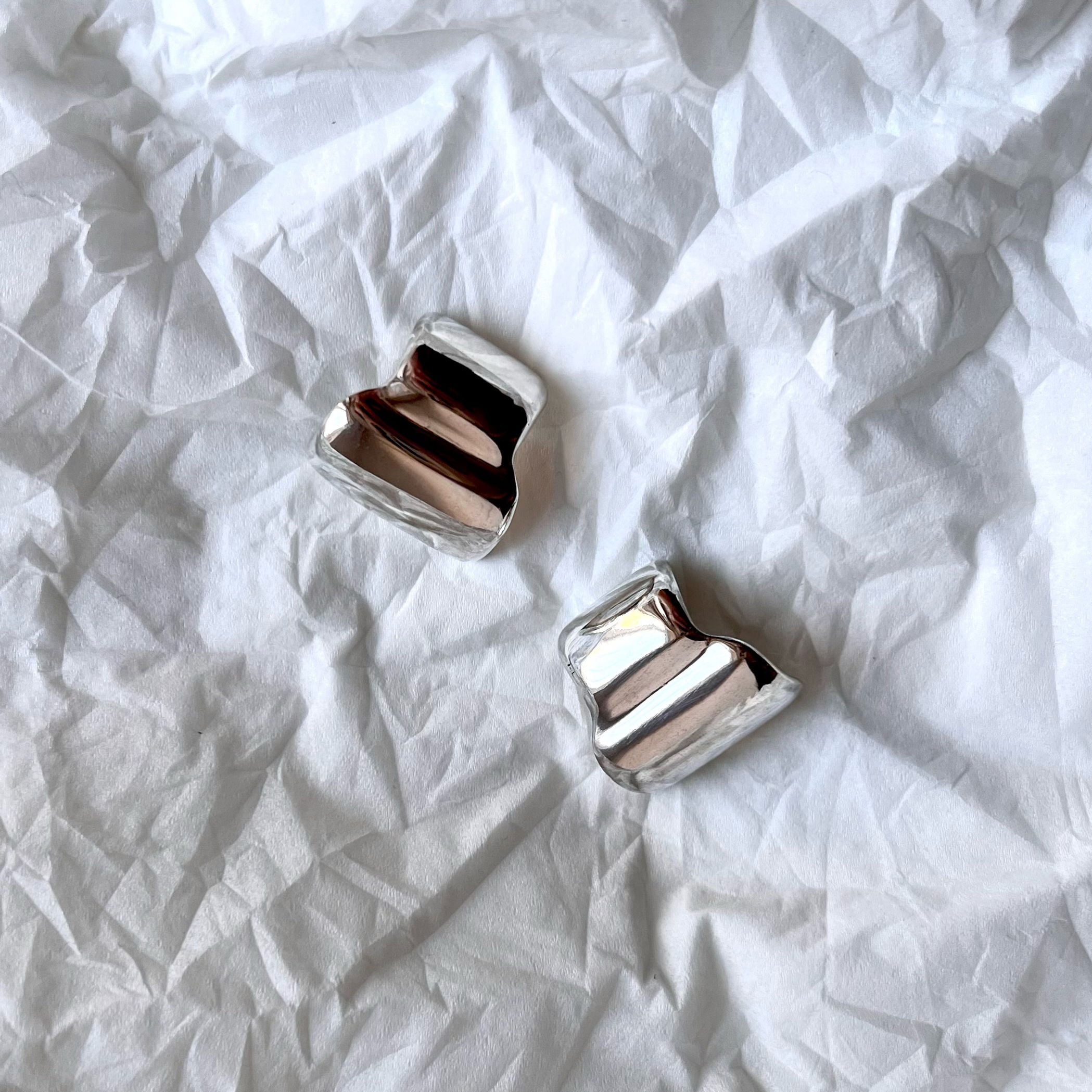 výrazné stříbrné náušnice s moderním designem