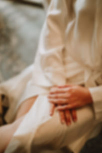 Moderní nepravidelný zlatý prsten s diamantem na ruce