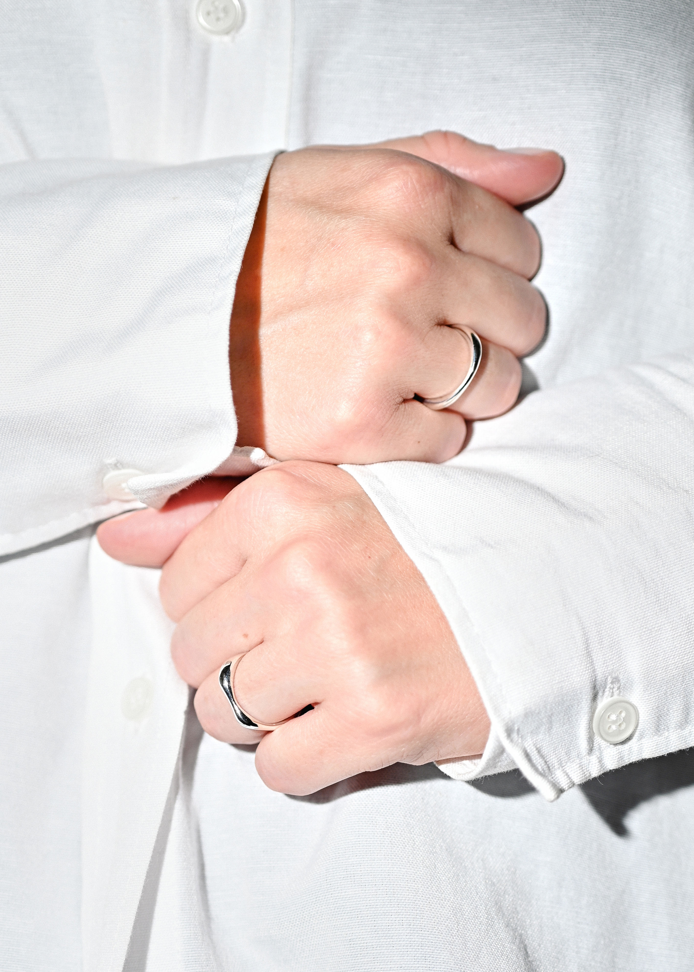 Moderní minimalistické prsteny ze stříbra na rukou