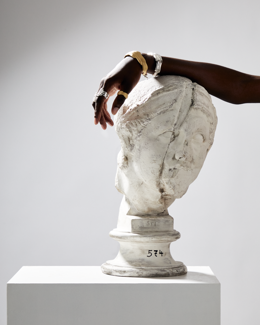 zlatý a stříbrný velký náramek Current od Márie Kobelové na ruce s bustou