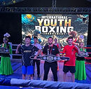 Der Nachwuchsboxer Edwin Lipko (48 kg) vom Traktor Schwerin hat beim International Eagles Boxing Cup in Kasachstan mit einer beeindruckenden Turnierleistung auf sich aufmerksam gemacht.
Während eines Familienbesuchs in Kasachstan nutzte Edwin die Gelegenheit, sich auf internationaler Bühne mit starken Gegnern zu messen. Auf seinem Weg ins Finale setzte er sich gegen Boxer aus Russland, Kirgisistan und Kasachstan durch und bewies dabei sein großes Talent sowie starke Nerven.
Erst im Endkampf musste sich Lipko dem amtierenden kasachischen Meister knapp mit 2:3 nach Punkten geschlagen geben. Trotz der Finalniederlage kann der junge Athlet auf einen herausragenden zweiten Platz und eine starke internationale Vorstellung zurückblicken.
Mit Leistungen wie dieser sammelt Edwin wertvolle Erfahrungen gegen hochklassige Konkurrenz und zeigt, dass deutsche Nachwuchsboxer auch international konkurrenzfähig sind.
FightBase gratuliert Edwin Lipko und dem gesamten Team von Traktor Schwerin zu diesem starken Erfolg und wünscht weiterhin viel Erfolg auf dem weiteren sportlichen Weg.