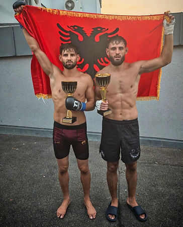Die Xhemajliji Brothers konnten erneut ein starkes Ausrufezeichen im Amateur-MMA setzen und beide ihre Kämpfe erfolgreich gestalten.
🔥 Enes Xhemajliji gewann seinen zweiten MMA-Kampf erneut spektakulär durch TKO in der ersten Runde. Besonders beeindruckend: Seine gesamte Kampfzeit nach zwei Kämpfen beträgt gerade einmal 50 Sekunden – eine außergewöhnliche Bilanz, die sein enormes Potenzial unterstreicht.
💪 Auch sein jüngerer Bruder Edi Xhemajliji setzte seine positive Entwicklung fort. In seinem dritten MMA-Kampf sicherte er sich einen verdienten Sieg über die volle Distanz und bewies dabei Kampfgeist, Ausdauer und technische Stärke.
Mit zwei Siegen an einem Wettkampftag feiern die Brüder einen perfekten Erfolg und zeigen, dass mit ihnen in Zukunft weiter zu rechnen ist.
Herzlichen Glückwunsch an die Xhemajliji Brothers und ihr gesamtes Team zu dieser starken Leistung!