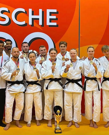 Großer Erfolg für den Judosport in Brandenburg: Team Brandenburg hat sich bei den Finals 2026 in Hannover den Titel im Mixed-Team-Wettbewerb gesichert und sich damit die Goldmedaille erkämpft.
Mit starken Einzelleistungen, taktischer Disziplin und echtem Teamgeist setzte sich die Mannschaft gegen hochklassige Konkurrenz durch. Der Titelgewinn unterstreicht einmal mehr die hervorragende Nachwuchs- und Leistungsarbeit des Landesverbandes sowie der beteiligten Vereine.
Der Erfolg ist das Ergebnis harter Arbeit der Athletinnen und Athleten, Trainerinnen und Trainer sowie des gesamten Betreuerteams. Gemeinsam bewies Team Brandenburg, dass Zusammenhalt und Kampfgeist auf nationaler Bühne den Unterschied machen können.
Mit dem Triumph bei den Finals setzt Brandenburg ein starkes Zeichen im deutschen Judosport und darf sich verdient über den Meistertitel freuen.
FightBase gratuliert dem gesamten Team Brandenburg herzlich zum Gewinn der Goldmedaille und wünscht weiterhin viel Erfolg auf nationaler und internationaler Ebene.