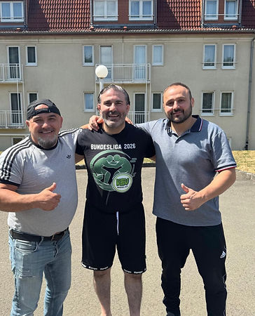 Der ASV Atlas Bielefeld darf einen wichtigen Erfolg feiern: Trainer Alex Zilke hat die DOSB Trainer-B-Lizenz Leistungssport Ringen erfolgreich abgeschlossen. Den zweiten Lehrgangsteil absolvierte er in Reilingen (Baden-Württemberg).
Mit der bestandenen B-Lizenz erweitert Zilke seine fachliche Qualifikation und erfüllt gleichzeitig wichtige Voraussetzungen für den Einsatz auf nationalem Niveau. Unter anderem berechtigt die Lizenz dazu, bei Deutschen Meisterschaften das Ringkampf-Abzeichen in Silber zu tragen sowie als Mannschaftsführer einer Bundesligamannschaft am Mattenrand tätig zu sein.
Auf dem veröffentlichten Foto ist Alex Zilke gemeinsam mit den Bundesliga-Trainern Mesut Kayar und Bahaddin Tasdemir zu sehen, mit denen er die Ausbildung erfolgreich absolviert hat. Der Lehrgang bot neben der fachlichen Weiterbildung auch die Möglichkeit zum intensiven Austausch mit erfahrenen Trainern aus dem deutschen Ringsport.
FightBase gratuliert Alex Zilke und dem gesamten Team des ASV Atlas Bielefeld herzlich zu diesem Meilenstein und wünscht weiterhin viel Erfolg auf und neben der Matte! 👏🥇