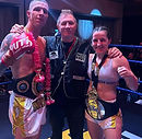 Die Infliction Fight Series #39 auf Australiens Gold Coast bot den Fans einen hochklassigen Muay-Thai-Abend und brachte gleich zwei neue Titelträger hervor. Im Mittelpunkt standen zwei WMC-Titelkämpfe, die mit starken Leistungen und einstimmigen Punktsiegen entschieden wurden.
Im Hauptkampf setzte sich der Australier James “Sweet As” Honey gegen den Italiener Franco “Iceman” Franzosi durch und sicherte sich nach fünf hart umkämpften Runden einstimmig den WMC Middleweight World Championship. Mit diesem Erfolg trägt sich Honey in die Geschichte des World Muaythai Council (WMC) ein und bestätigt seine Stellung als einer der besten Mittelgewichtskämpfer Australiens.
Bereits zuvor überzeugte Bryony Soden in einem internationalen Duell gegen die Neuseeländerin Jenna Whiteman. Auch sie gewann ihren Titelkampf einstimmig nach Punkten und sicherte sich den WMC MAD Title. Der Kampf unterstrich einmal mehr das hohe Niveau des Frauen-Muay-Thai in Ozeanien.
Die Veranstaltung zeigte eindrucksvoll die Qualität der australischen Muay-Thai-Szene. Mit zwei neuen WMC-Champions und spannenden Titelkämpfen war die Infliction Fight Series #39 eines der sportlichen Highlights des Jahres für den internationalen Muay-Thai-Sport.