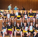 Der AV Sulgen 1905 durfte sich beim Jugendturnier in Tennenbronn über zahlreiche starke Leistungen seiner Nachwuchsringer freuen. Mit mehreren Gold-, Silber- und Bronzemedaillen zeigte das Team eindrucksvoll, wie erfolgreich die Nachwuchsarbeit des Vereins ist.
Die jungen Athleten überzeugten mit Einsatz, Kampfgeist und technischem Können. Besonders erfreulich waren die ersten Plätze von Samuel, Valentin und Alexandru, die sich jeweils den Turniersieg sicherten. Auch die weiteren Teilnehmer sammelten wichtige Wettkampferfahrung und trugen mit starken Leistungen zum erfolgreichen Gesamtergebnis bei.
🏆 Ergebnisse
🥇 1. Platz
* Samuel
* Valentin
* Alexandru
🥈 2. Platz
* Eric
* Jona
* Thiago
* Jan
* Sascha
* Romeo
* Maxim
🥉 3. Platz
* Ivano
* Henry
🏅 4. Platz
* Tim
Neben den Medaillen stand vor allem die Entwicklung der jungen Sportler im Mittelpunkt. Turniere wie dieses bieten dem Ringernachwuchs wertvolle Wettkampfpraxis und sind ein wichtiger Baustein für die sportliche Zukunft.
FightBase gratuliert allen Athleten, Trainern und dem gesamten Team des AV Sulgen 1905 zu den starken Ergebnissen und wünscht weiterhin viel Erfolg für die kommenden Wettkämpfe. 🤼🥇