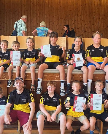 Der AV Sulgen 1905 durfte sich beim Jugendturnier in Tennenbronn über zahlreiche starke Leistungen seiner Nachwuchsringer freuen. Mit mehreren Gold-, Silber- und Bronzemedaillen zeigte das Team eindrucksvoll, wie erfolgreich die Nachwuchsarbeit des Vereins ist.
Die jungen Athleten überzeugten mit Einsatz, Kampfgeist und technischem Können. Besonders erfreulich waren die ersten Plätze von Samuel, Valentin und Alexandru, die sich jeweils den Turniersieg sicherten. Auch die weiteren Teilnehmer sammelten wichtige Wettkampferfahrung und trugen mit starken Leistungen zum erfolgreichen Gesamtergebnis bei.
🏆 Ergebnisse
🥇 1. Platz
* Samuel
* Valentin
* Alexandru
🥈 2. Platz
* Eric
* Jona
* Thiago
* Jan
* Sascha
* Romeo
* Maxim
🥉 3. Platz
* Ivano
* Henry
🏅 4. Platz
* Tim
Neben den Medaillen stand vor allem die Entwicklung der jungen Sportler im Mittelpunkt. Turniere wie dieses bieten dem Ringernachwuchs wertvolle Wettkampfpraxis und sind ein wichtiger Baustein für die sportliche Zukunft.
FightBase gratuliert allen Athleten, Trainern und dem gesamten Team des AV Sulgen 1905 zu den starken Ergebnissen und wünscht weiterhin viel Erfolg für die kommenden Wettkämpfe. 🤼🥇