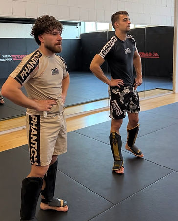 Die Vorbereitung ist abgeschlossen – jetzt wird es ernst. Das Team von Samonte Fight Performance hat den letzten Feinschliff vor dem nächsten Kampfabend erfolgreich absolviert und blickt fokussiert auf den 31. Juli.
Gemeinsam mit Coach Django wurden die finalen Einheiten am Gameplan abgeschlossen. Die Athleten Kerim Oezcan und Falk fühlen sich bereit, bei der BRAWLER-Veranstaltung in Erkrath (Düsseldorf) ihre Leistung im Käfig abzurufen.
Nach Angaben des Teams stimmen Gewicht, Form und Fokus. Wochen intensiver Vorbereitung liegen hinter den Kämpfern – nun gilt es, die harte Arbeit am Kampfabend umzusetzen.
Ein besonderer Dank gilt Coach Cengiz, der das Team durch die Vorbereitung begleitet und die Athleten auf ihren Einsatz vorbereitet hat.
FightBase wünscht Kerim Oezcan, Falk und dem gesamten Team von Samonte Fight Performance viel Erfolg für den Kampfabend am 31. Juli! 🥊🔥