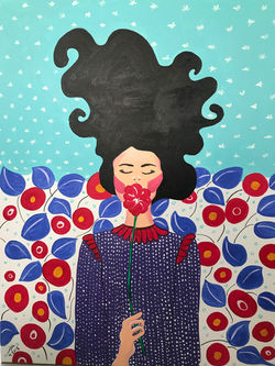 אשה מחזיקה פרח