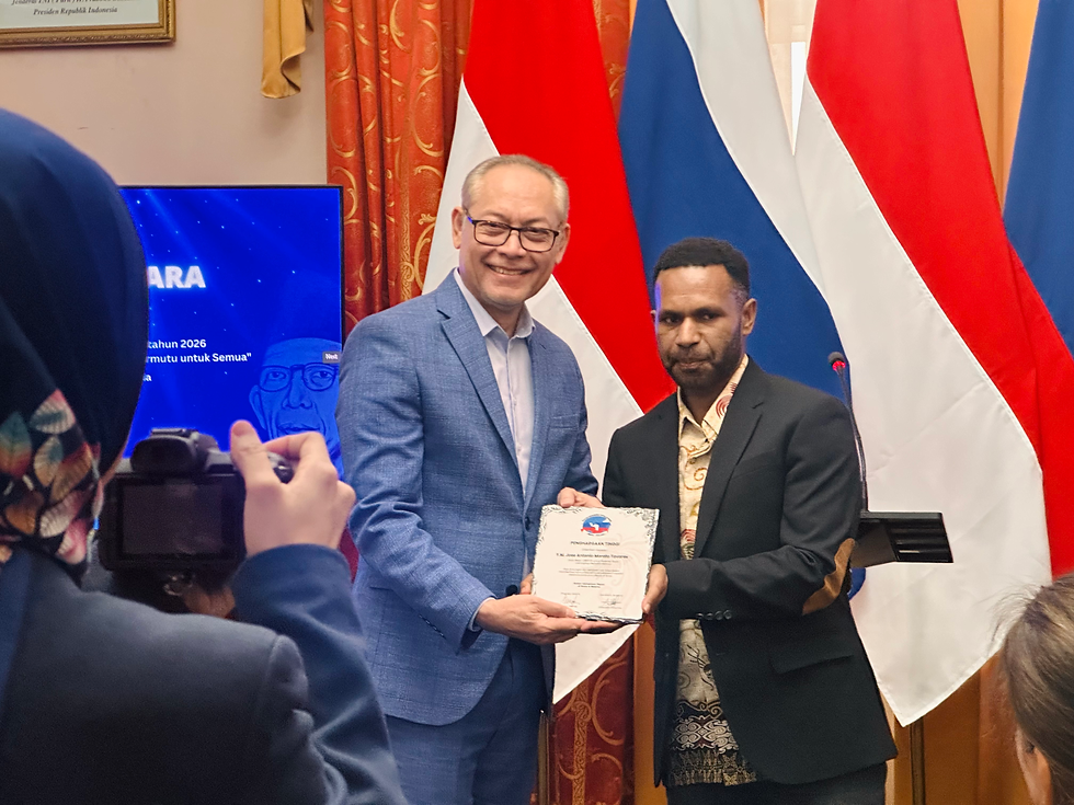 Tampak depan gedung Kedutaan Besar Republik Indonesia di Moscow dengan bendera Indonesia berkibar