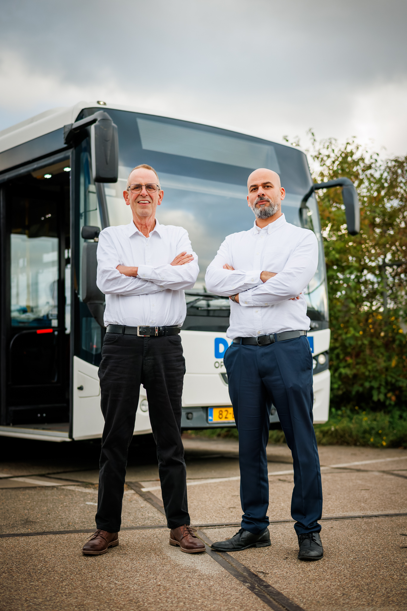 Twee mannen voor een bus bij Go4it.Works