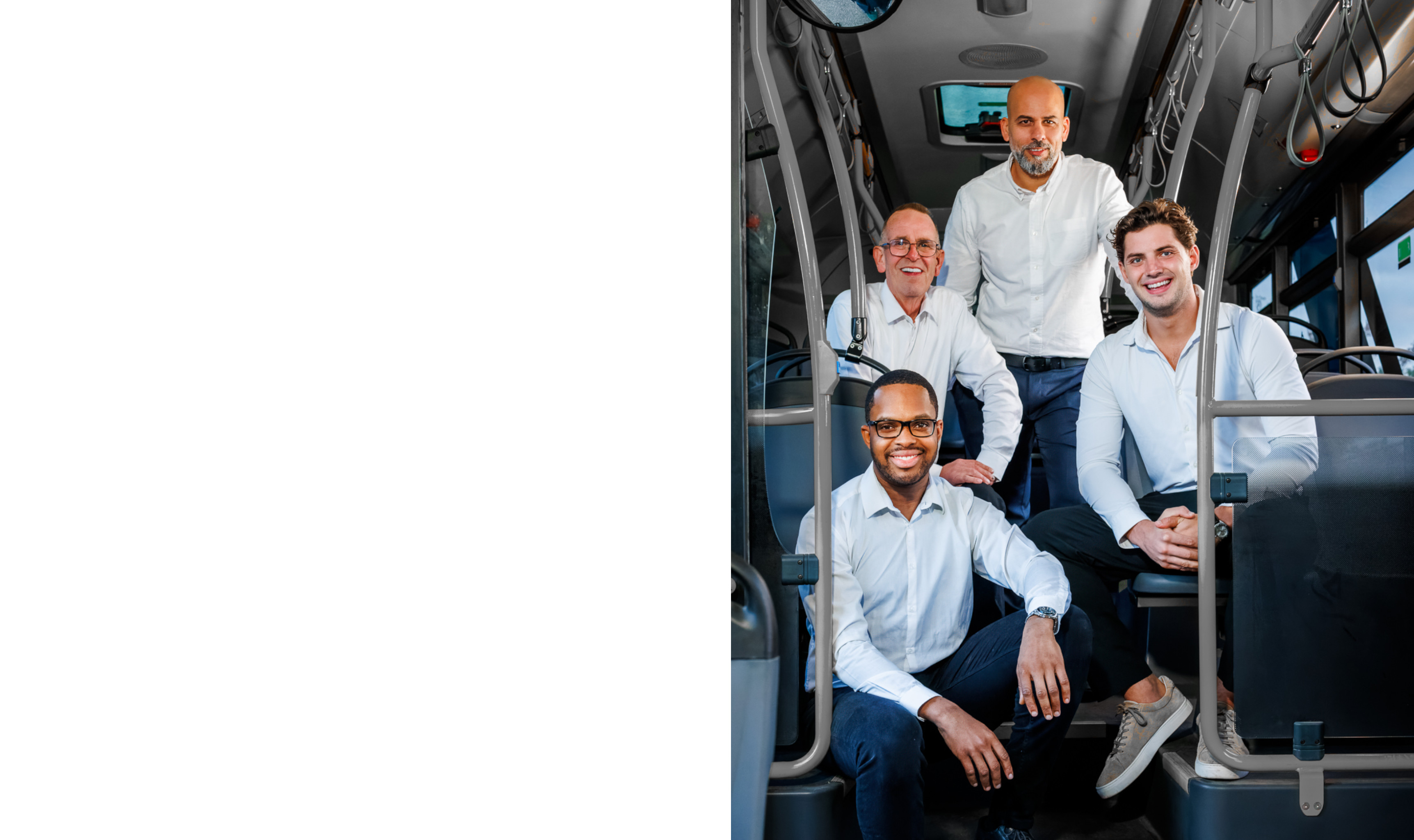 Het team van Go4it.Works bij een bus