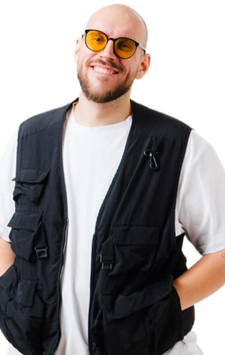 Rumbombe: Ein EnergiebĂŒndel mit markanter Stimme und mitreiĂender BĂŒhnenprĂ€senz