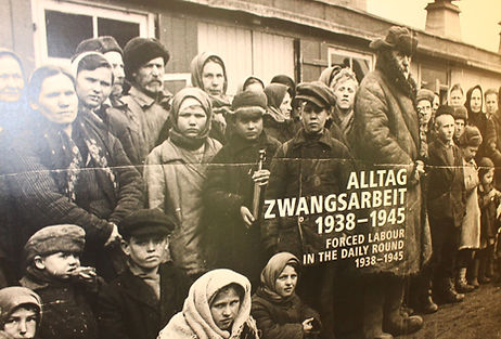 Im Mittelpunkt steht die Biografie einer Kämpferin der Résistance, die festgenommen und u.a. zur Zwangsarbeit nach Schönefeld verschleppt wurde.