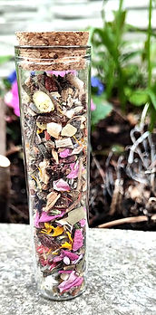 „Räuchermischung für Kinder – Gute‑Nacht‑Bärchchen auf Erde und Blumen, handgemacht aus 30 Naturzutaten.“