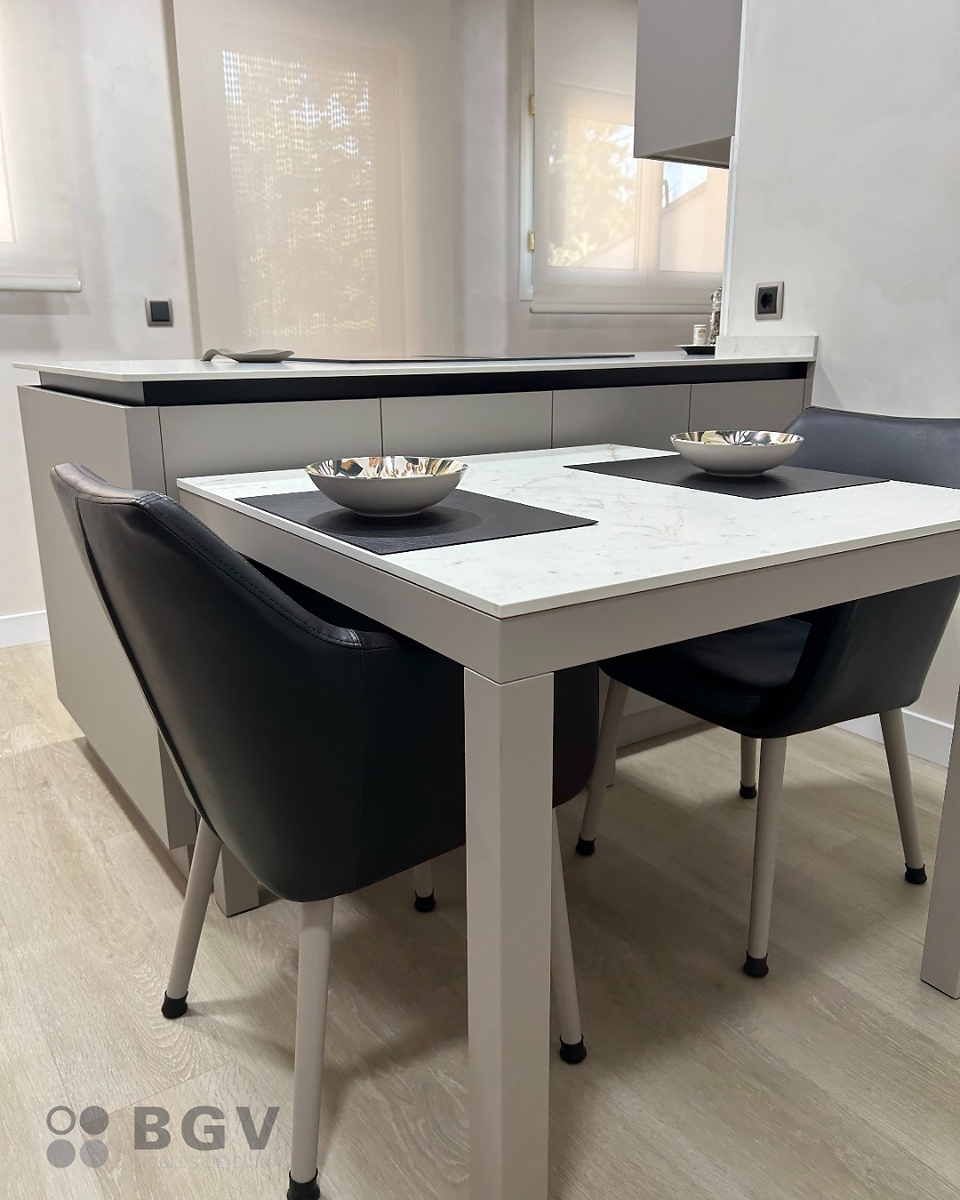 Mesa cómoda y práctica