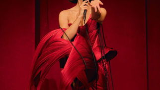 Raye Would Receive the Songwriters Hall of Fame’s New Artist Award