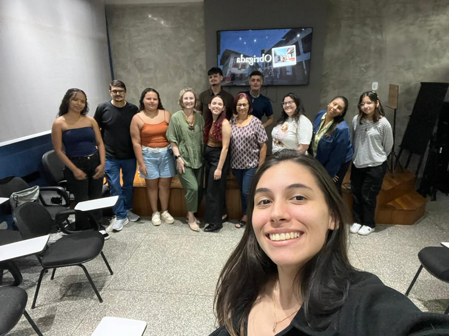 Egressa do curso de Turismo compartilha experiência internacional no México com acadêmicos da UEMS.