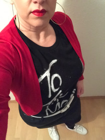 To the moon - mit rotem Lippenstift und großen Ohrringen