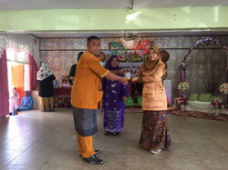 AJK PIBG menyampaikan hadiah
