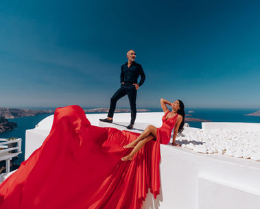 Couple photoshoot in Oia Santorini with iconic blue domes background