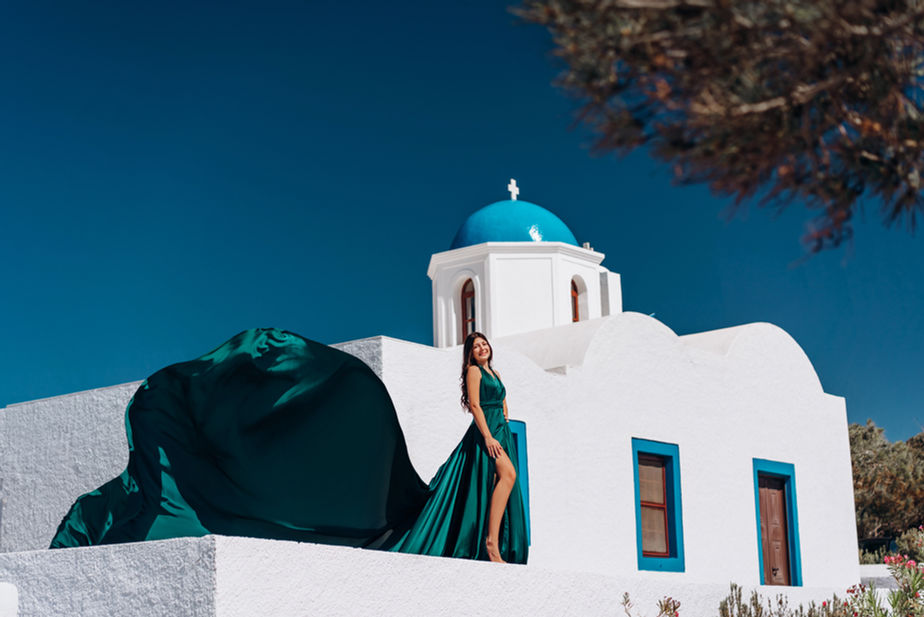 couple photoshoot in Santorini